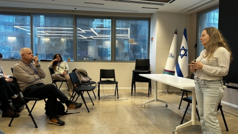 הצגה של תוצרי הקבוצות במליאה.JPG