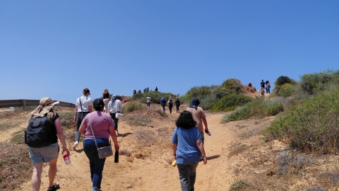 עולים אל עבר הים.jpg